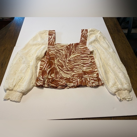 Love The Label Mixed Media Animal Print Lace Puff Sleeve Top B1 - Picture 2 of 6